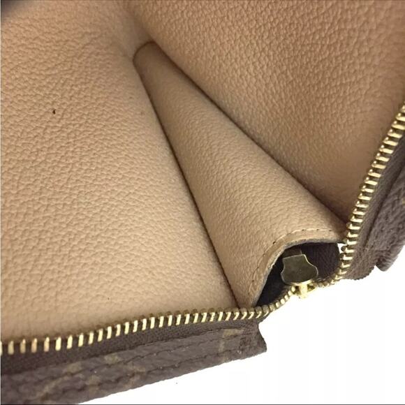 Authentic Louis Vuitton Monogram Cosmetics
Pouch (Bucket GM) Purse Brown - Picture 10 of 10